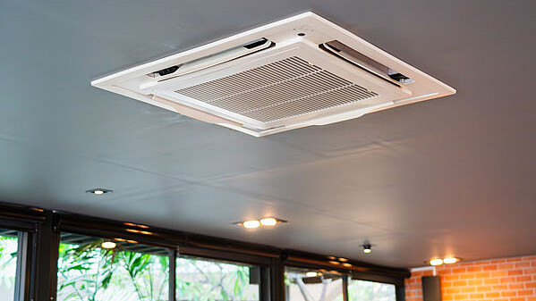Klimaanlage eingelassen in der Decke